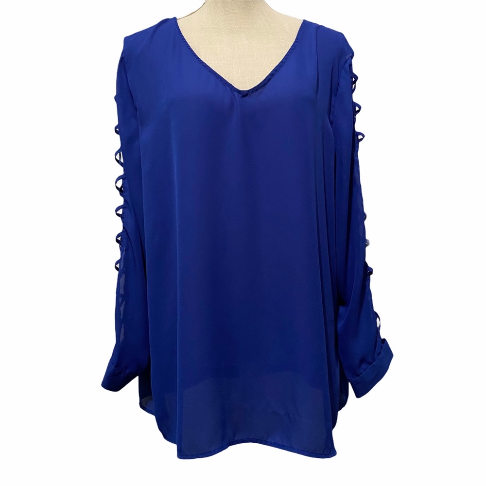 ☘️Lands Curve by Dora Landa blue pullover top